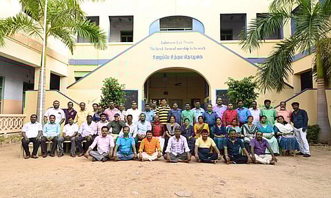 கால் நூற்றாண்டுக்கு பிறகு சந்தித்த பள்ளி மாணவர்கள்