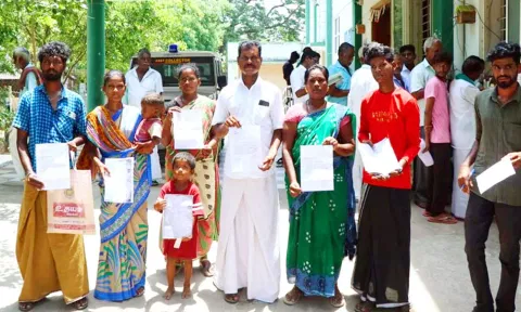 &nbsp;சிதம்பரம் சப்-கலெக்டர் அலுவலகத்தில் மனு அளித்த நரிக்குறவர் இன மக்களை படத்தில் காணலாம்.