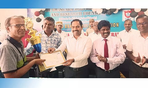 பார்வையற்றவர்களுக்கான சதுரங்க போட்டியில் வெற்றி பெற்றவர்களுக்கு கலெக்டர் மதுசூதன்ரெட்டி பரிசு வழங்கினார். அருகில் தாளாளர் சேதுகுமணன் உள்ளார்.