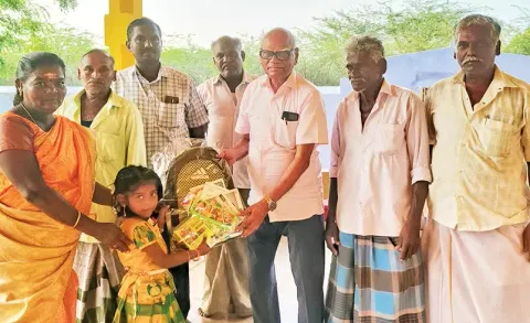 பயிற்சியில் மாணவர்களுக்கு ஓய்வு பெற்ற வன இலாகா அதிகாரி ஏமராஜா பரிசுகள் வழங்கிய காட்சி.