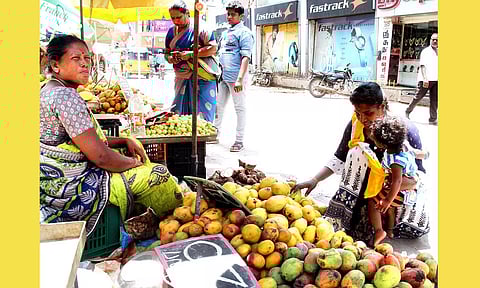 மாம்பழம் வாங்க பொதுமக்கள் ஆர்வம்