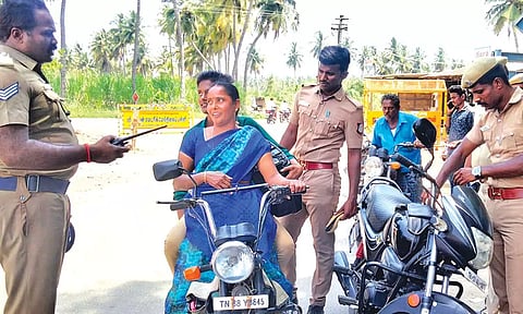 வடமாநில தொழிலாளர்களை தீ வைத்து கொல்ல முயற்சி- 14 தற்காலிக செக் போஸ்ட் அமைத்து போலீசார் கண்காணிப்பு