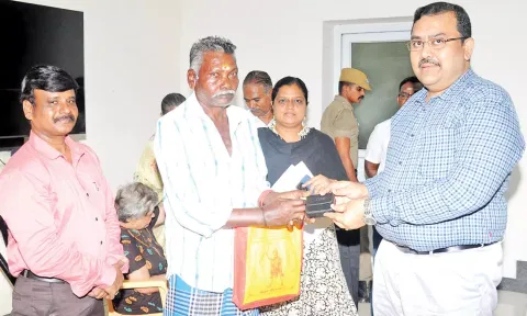 நலத்திட்ட உதவிகளை கலெக்டர் ரவிச்சந்திரன் வழங்கிய காட்சி.