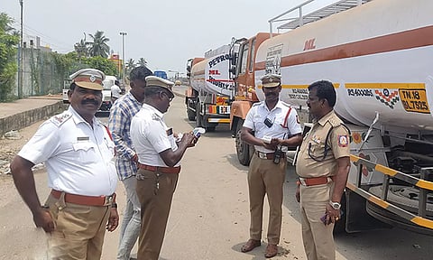 மணலி சாலையில் போக்குவரத்துக்கு இடையூறாக நிறுத்தப்பட்ட 92 லாரிகளுக்கு ரூ.1¾ லட்சம் அபராதம்