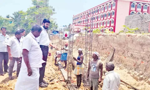 சுற்றுச்சுவர் அமைக்கும் பணியை ஷாநவாஸ் எம்.எல்.ஏ. ஆய்வு செய்தார்.