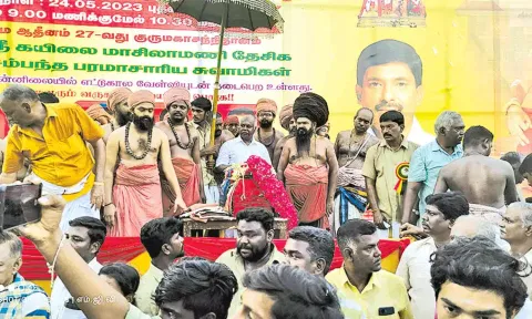 சொக்கநாதபெருமானுடன் வந்த தருமபுரம் ஆதீனத்திற்கு வரவேற்பு அளிக்கப்பட்டது.