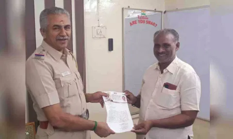 கவுன்சிலர் கண்ணப்பன் இன்ஸ்பெக்டர் பிச்சையாவிடம் ஒரு கோரிக்கை மனு அளித்த காட்சி.