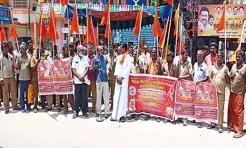 தொழிலாளர்கள் ஆர்ப்பாட்டத்தில் ஈடுபட்ட காட்சி.