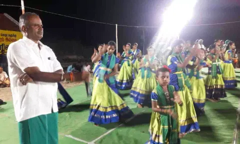 கொடுவாய் வெற்றிவேலன் கலைக்குழு சார்பில் வள்ளி கும்மியாட்டம் நடைபெற்ற காட்சி.