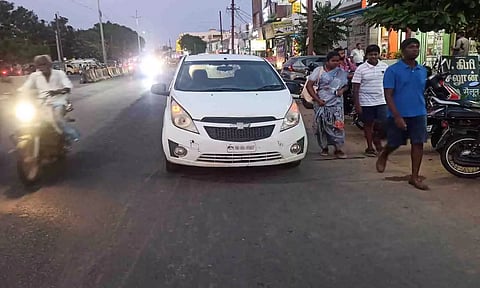 தாறுமாறாக நிறுத்தப்படுள்ள வாகனங்களை படத்தில் காணலாம்.