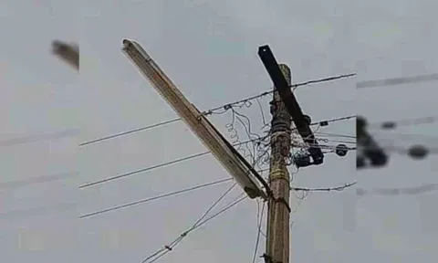 பழுதடைந்து உள்ள மின்கம்பத்தை படத்தில் காணலாம்.