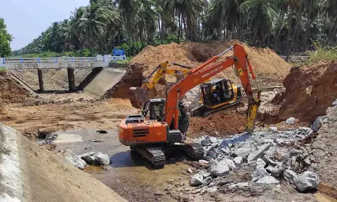 தளி வாய்க்கால் சுரங்கப்பாதை இடித்து அகற்றும் பணியை படத்தில் காணலாம்.