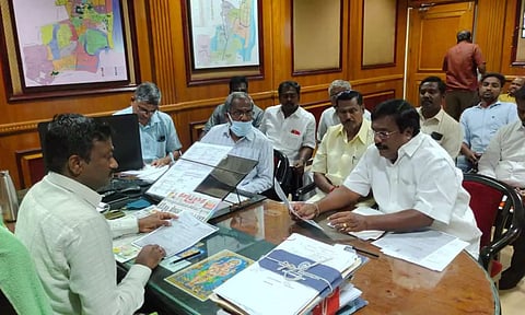 புதுவை நகராட்சி ஆணையர் சிவக்குமாருடன் எதிர்கட்சி தலைவர் சிவா எம்.எல்.ஏ. ஆலோசனை செய்த காட்சி.