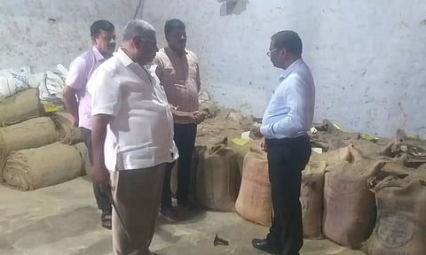 அரிசி ஆலையில் குடிமை பொருள் வழங்கல் குற்றப்புலனாய்வு பிரிவு போலீசார் மற்றும் அதிகாரிகள் ஆய்வு செய்த காட்சி.