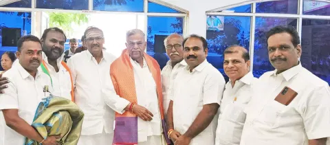 தூத்துக்குடி விமான நிலையத்தில் நாகலாந்து கவர்னர் இல. கணேசனுக்கு தூத்துக்குடி தெற்கு மாவட்ட பா. ஜ. க. சார்பாக மாவட்ட தலைவர் சித்ராங்கதன் பூங்கொத்து கொடுத்து வரவேற்பு அளித்தார். அருகில் பொதுச் செயலாளர் உமரி சத்தியசீலன், ரமேஷ் உள்ளனர்.