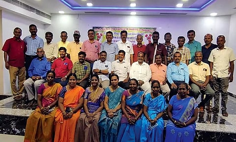 சந்திப்பின்போது குழு புகைப்படம் எடுத்துக் கொண்ட முன்னாள் பள்ளி மாணவர்கள்.