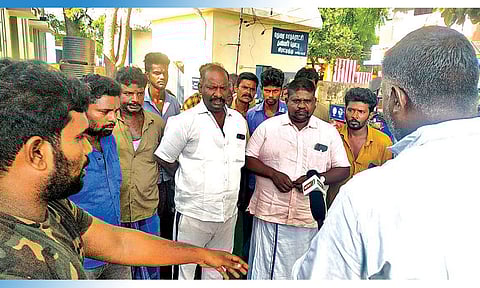 துப்புரவு பணியாளர்கள் முற்றுகை போராட்டம்