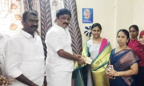 மாணவியை அப்துல் வகாப் எம்.எல்.ஏ. பாராட்டிய காட்சி. அருகில் துணை மேயர் ராஜூ.