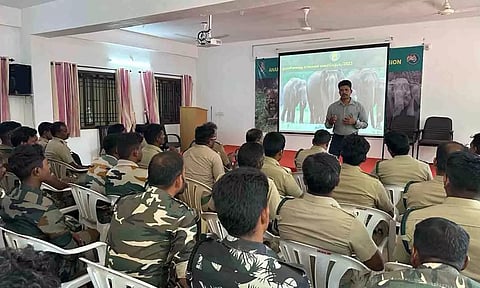 யானைகள் கணக்கெடுப்பு குறித்து     களப்பணியாளர்களுக்கு பயிற்சி அளிக்கப்பட்ட காட்சி.&nbsp;