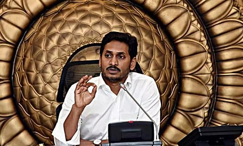 ஜெகன்மோகன் ரெட்டி ரூ.1.34 லட்சம் முதலை தோல் செருப்பு அணிகிறார்- தெலுங்கு தேசம் கட்சியினர் குற்றச்சாட்டு