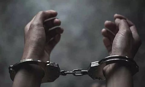 குளித்தலை அருகே மகனை கத்தியால் குத்திய தந்தை கைது