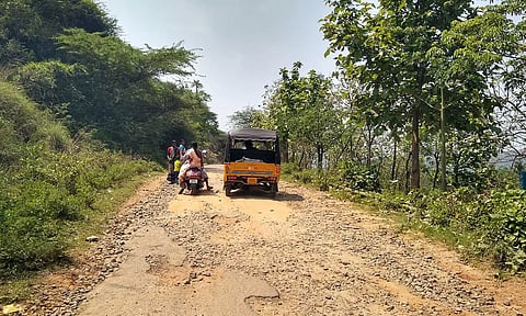 வருசநாடு-வாலிப்பாறை சேதமடைந்த சாலை.