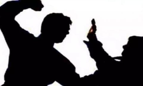 இரணியல் அருகே மது குடித்து தகராறு செய்த தந்தையை தாக்கிய மகன்