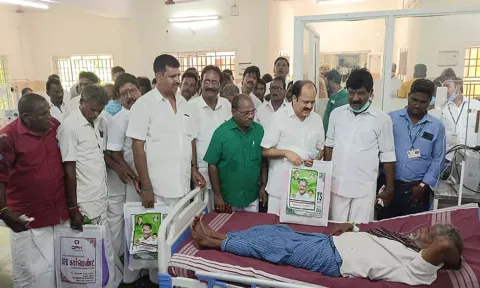 கள்ளச்சாராயம் குடித்து விழுப்புரம் மருத்துவமனையில் சிகிச்சை பெற்று வருபவர்களை அ.தி.மு. க ஓ.பி.எஸ் அணி மாவட்ட செயலாளர்கள் ேஜ.சி.டி. பிரபாகரன், ஏழுமலை ஆகியோர் பார்வையிட்டு ஆறுதல் கூறினர்.&nbsp;