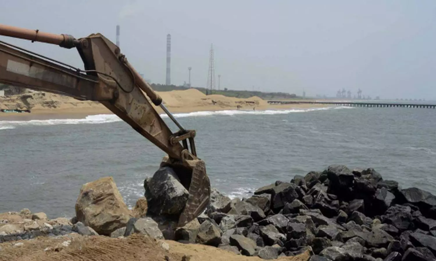 சென்னை நேப்பியர் பாலம் முகத்துவாரத்தில் கடல் அரிப்பை தடுக்க தடுப்பு சுவர் அமைக்கும் பணி தீவிரம்