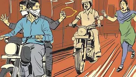 பெண் அலுவலரிடம்  செயின் பறித்த வாலிபர்கள்