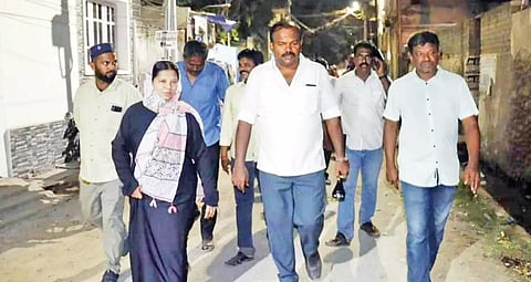 ஜெயிலானி தெரு பகுதியில் நடைபெற உள்ள புதிய தார் சாலை மற்றும் வடிகால் அமைக்கும் பணிகளை மேயர் ஜெகன் பெரியசாமி ஆய்வு மேற்கொண்ட காட்சி.