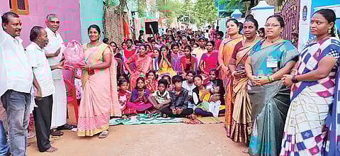 விழாவில் கலந்து கொண்டவர்களுக்கு பரிசுகள் வழங்கிய காட்சி