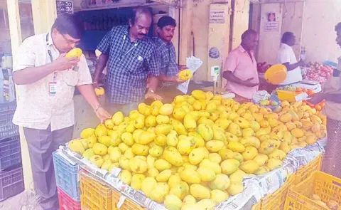 கடைகளில் அதிகாரிகள் ஆய்வு செய்த காட்சி.