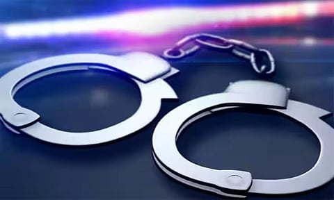 அனுமதி இன்றி மது விற்ற 2 பேர் கைது