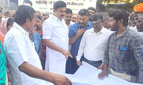 குடிநீர் திட்டத்தின் வரைபடத்தை பார்வையிட்ட தமிழக செய்திதுறை அமைச்சர் மு.பெ.சாமிநாதன்.