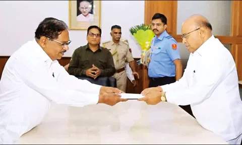 முன்னாள் துணை முதல்-மந்திரி பரமேஸ்வர் கவர்னர் தாவர்சந்த் கெலாட்டை சந்தித்த காட்சி.