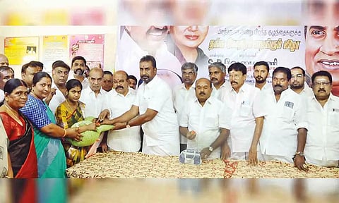 அரசு ஆஸ்பத்திரியில் பிறந்த 18 குழந்தைகளுக்கு முன்னாள் அமைச்சர் எஸ்.பி.வேலுமணி ஒரு கிராம் தங்க மோதிரம் வழங்கிய காட்சி.