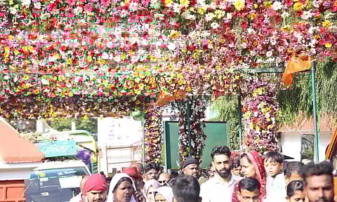 ஊட்டியில் இன்று மலர் கண்காட்சி தொடங்கியது- சுற்றுலா பயணிகள் குவிந்தனர்