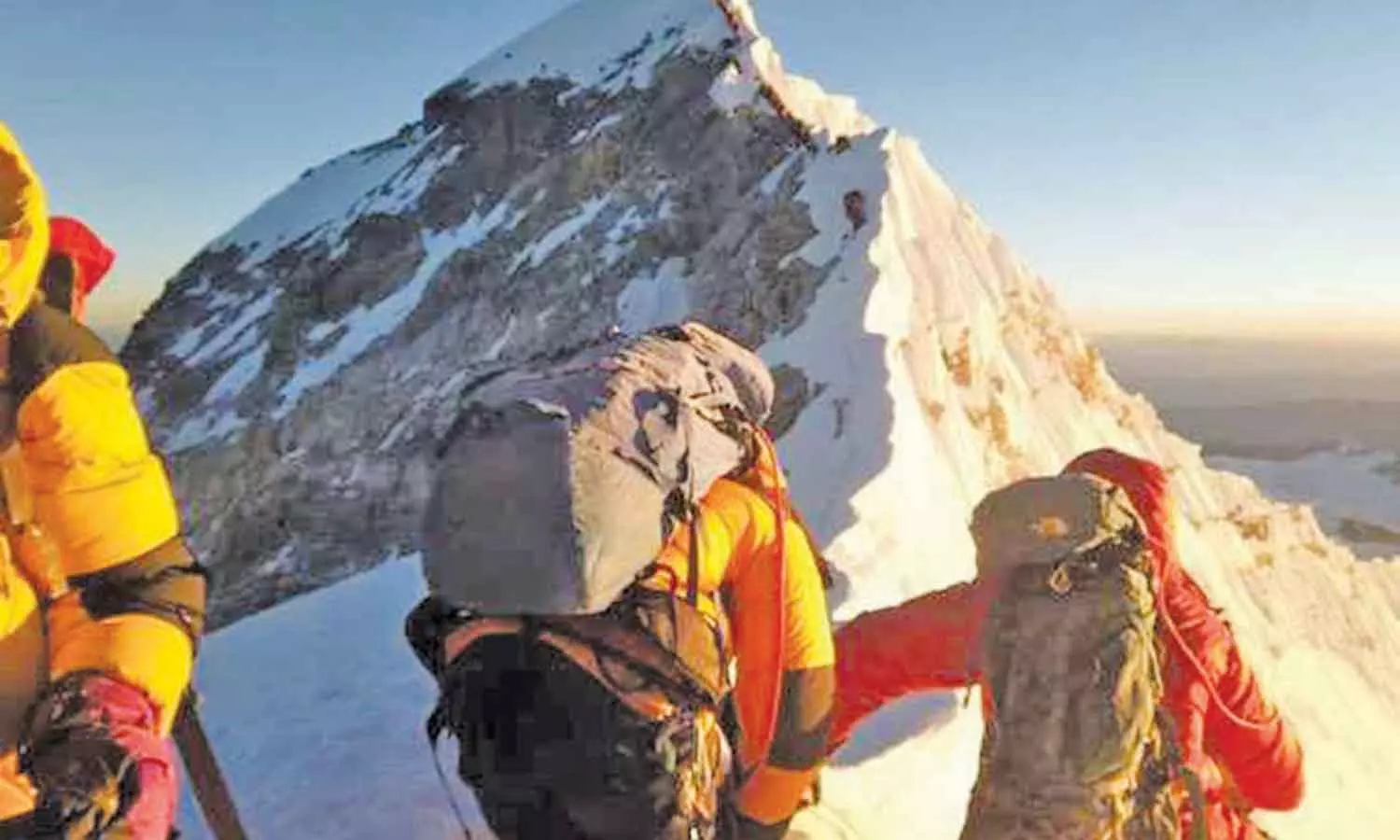 எவரெஸ்டு சிகரத்தில் ஏறிய வீராங்கனை பலி- புதிய உலக சாதனை படைக்க விரும்பியவருக்கு நேர்ந்த சோகம்