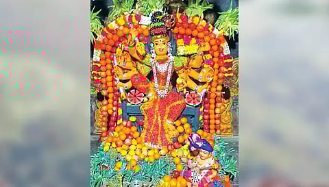 மேச்சேரி பத்ரகாளி அம்மன், சந்தன காப்பு மற்றும் பழங்களால் அலங்காரம் செய்யப்பட்டு பக்தர்களுக்கு அருள்பாலித்த காட்சி.