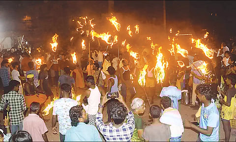 பக்தர்கள் தீப்பந்தம், ஆயுதங்கள் ஏந்தி வலம் வந்த போது எடுத்த படம்.