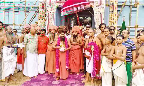 மேற்கு கோபுர வாசலை தருமபுரம் ஆதீனம் திறந்து வைத்த போது எடுத்த படம்.