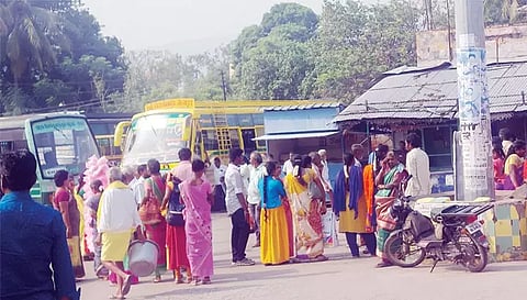 மாதேஸ்வரன் மலைக்கு செல்ல, மேட்டூர் பஸ் நிலையத்தில் பக்தர்கள் காத்திருந்த காட்சி.&nbsp;