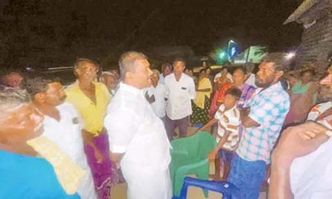 சிகிச்சை பெற்று திரும்பிய மீனவர்களை மார்க்கண்டேயன் எம்.எல்.ஏ. சந்தித்து நலம் விசாரித்த காட்சி.