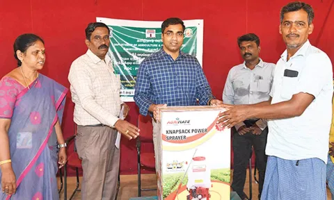 கீழமுடிமண் கிராமத்தில் விவசாயிகளுக்கு நலத்திட்ட உதவிகளை கலெக்டர் செந்தில்ராஜ் வழங்கிய போது எடுத்த படம்.