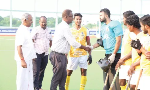 போட்டியை தமிழ்நாடு மின்சார வாரிய விளையாட்டு அலுவலர் ராமசாமி தொடங்கி வைத்து வீரர்களுக்கு வாழ்த்து தெரிவித்தபோது எடுத்த படம்.&nbsp;