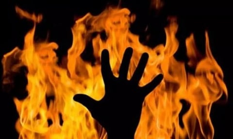 அடித்து உதைத்த கணவனை எரித்து கொன்ற மனைவி