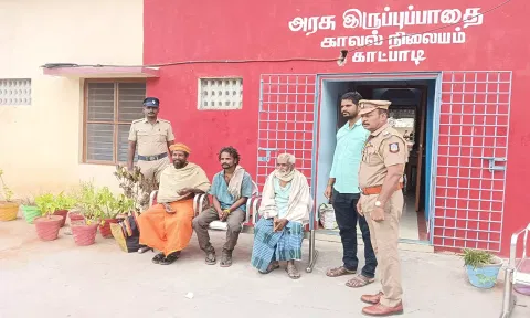 காட்பாடி ரெயில் நிலையத்தில் சுற்றித் திரிந்த முதியோர்கள்.