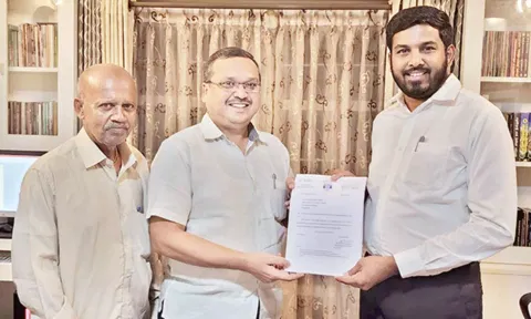 தொல்லியல் குழு நடத்திய ஆய்வு குறித்து அறிக்கை ஷா நவாஸ் எம்எல்ஏ பெற்றுக் கொண்டார்.