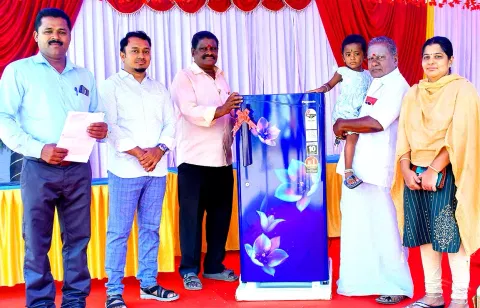 நேஷனல் ஷாப்பிங் மால் வாடிக்கையாளர்களுக்கு பரிசு